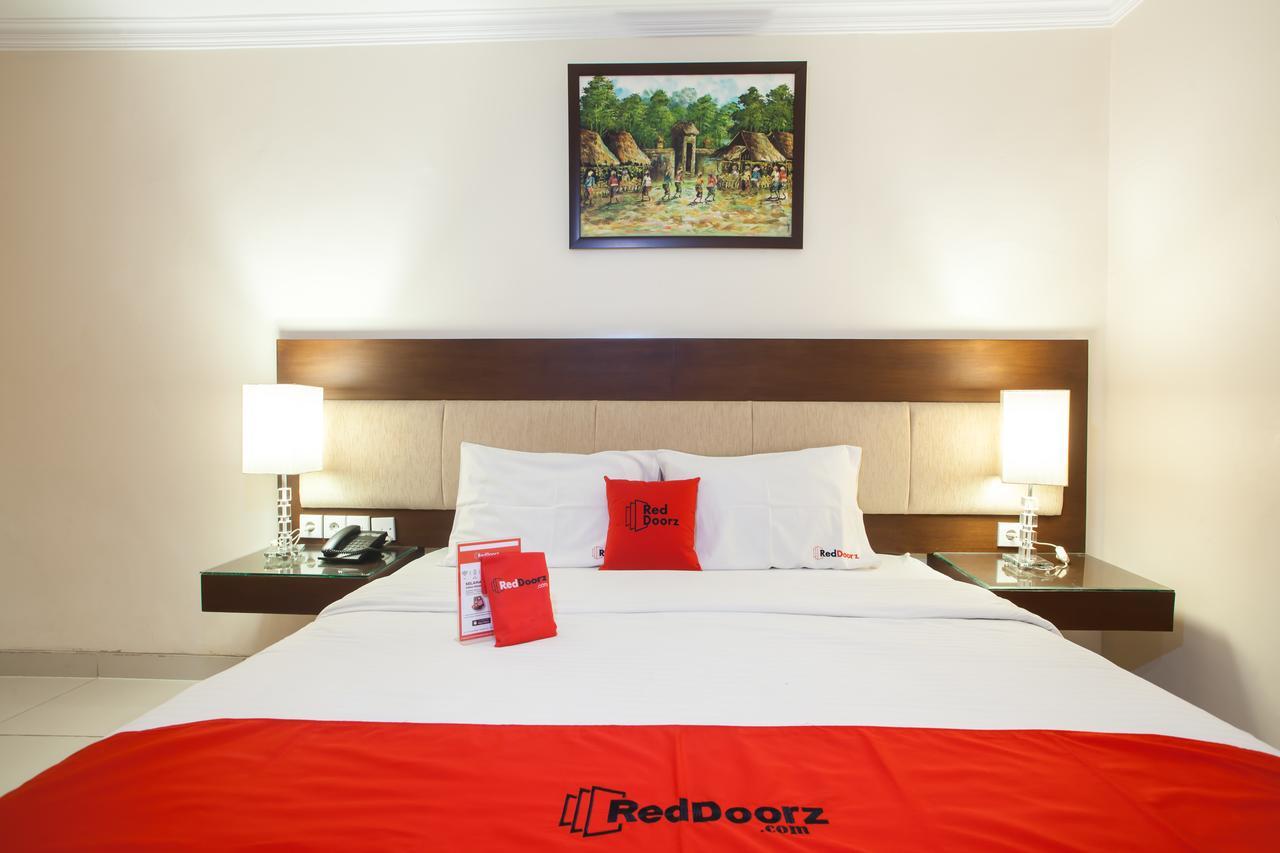 Reddoorz Premium @ Raya Nginden Hotel Wonotjolo Kültér fotó