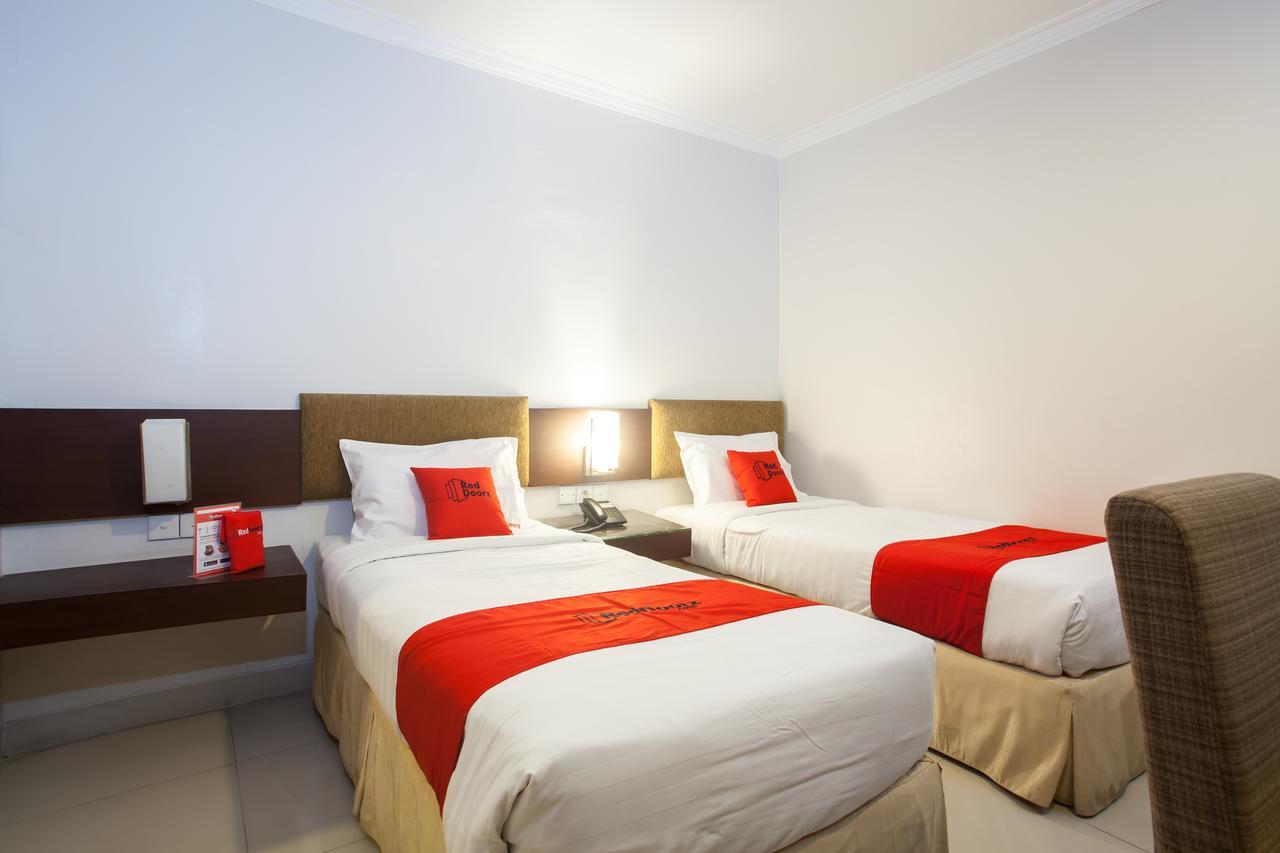 Reddoorz Premium @ Raya Nginden Hotel Wonotjolo Kültér fotó