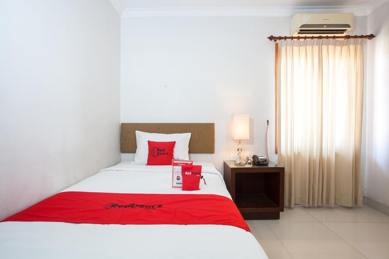 Reddoorz Premium @ Raya Nginden Hotel Wonotjolo Kültér fotó