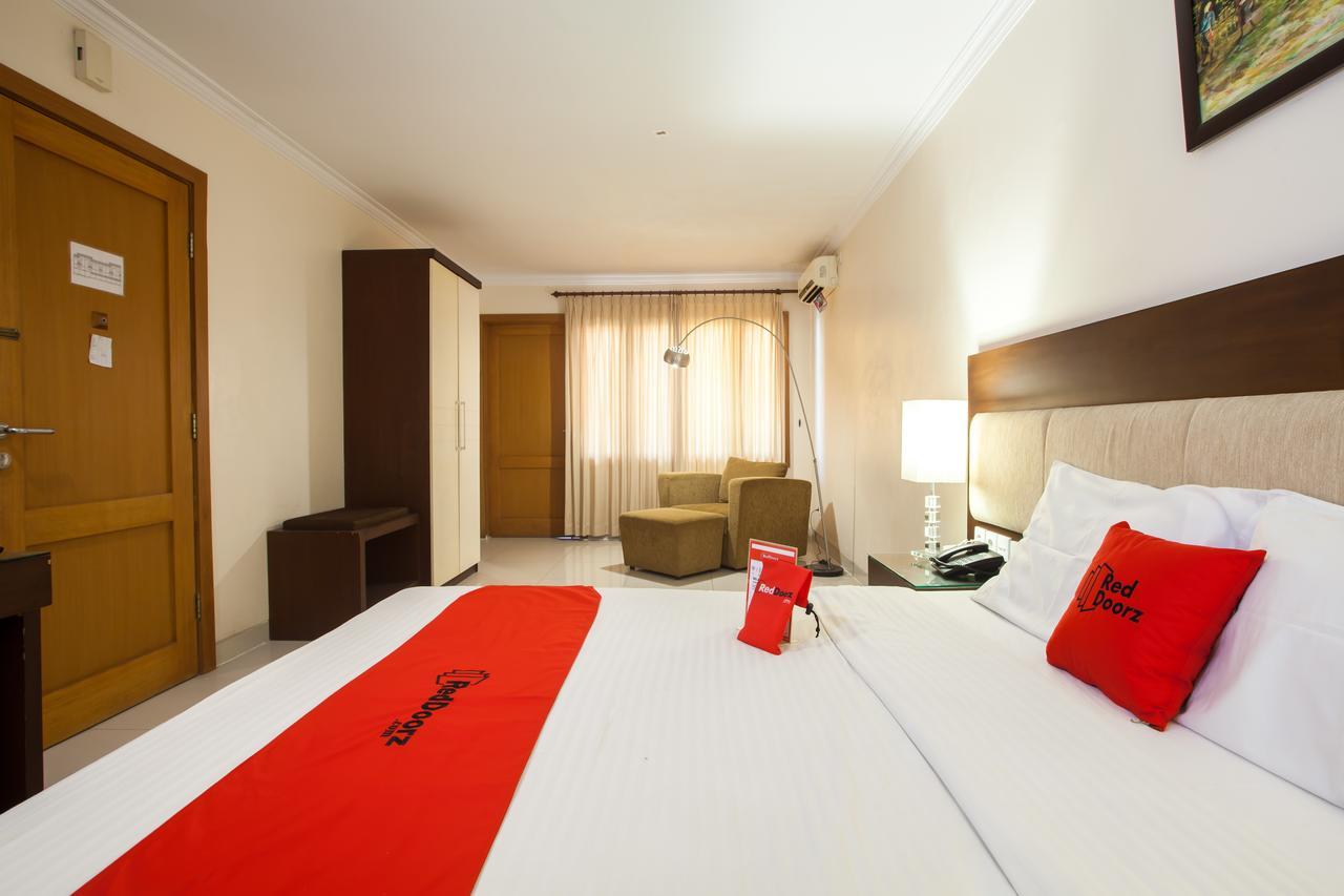 Reddoorz Premium @ Raya Nginden Hotel Wonotjolo Kültér fotó