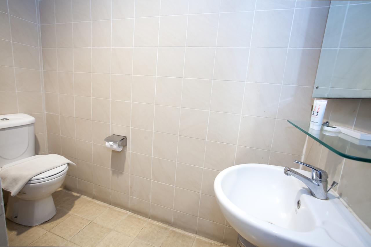 Reddoorz Premium @ Raya Nginden Hotel Wonotjolo Kültér fotó