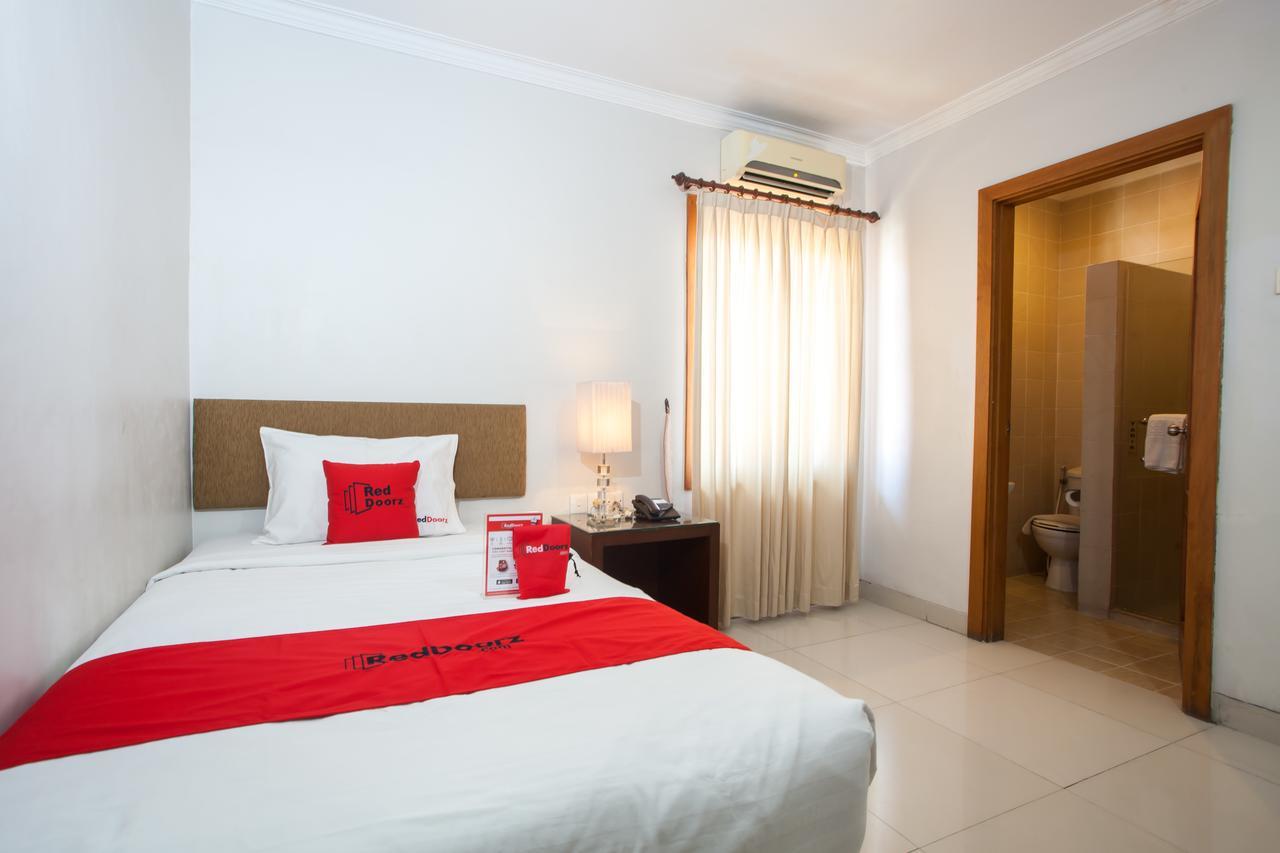 Reddoorz Premium @ Raya Nginden Hotel Wonotjolo Kültér fotó