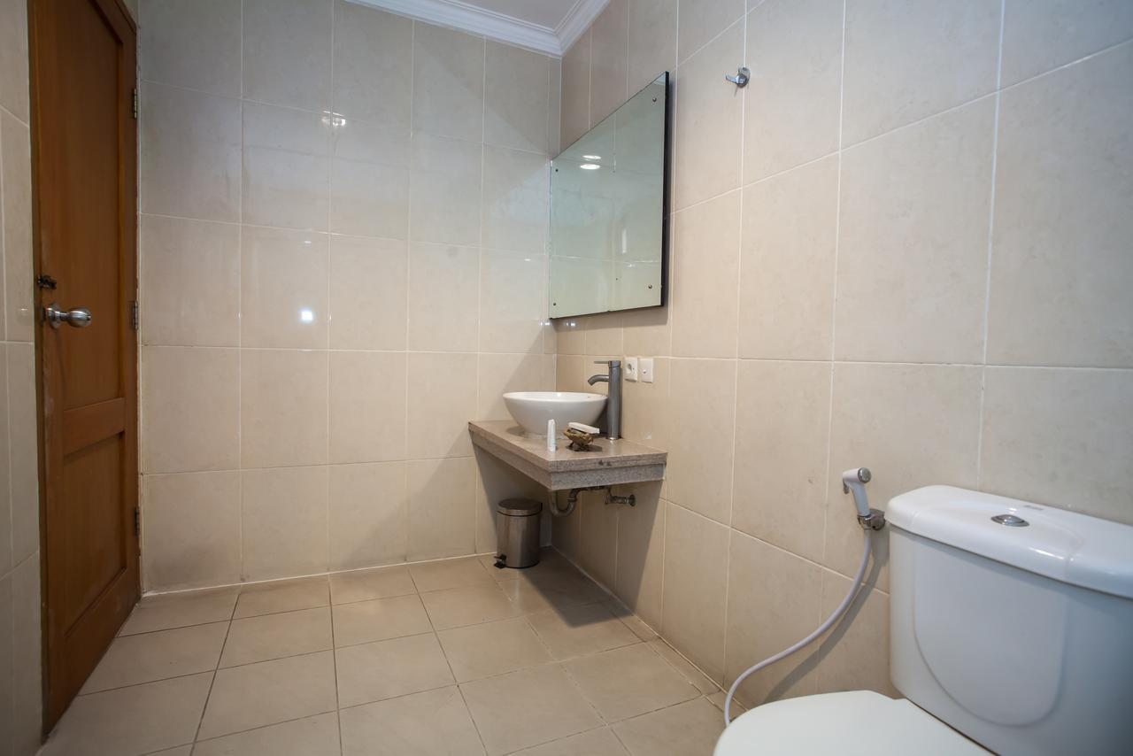 Reddoorz Premium @ Raya Nginden Hotel Wonotjolo Kültér fotó
