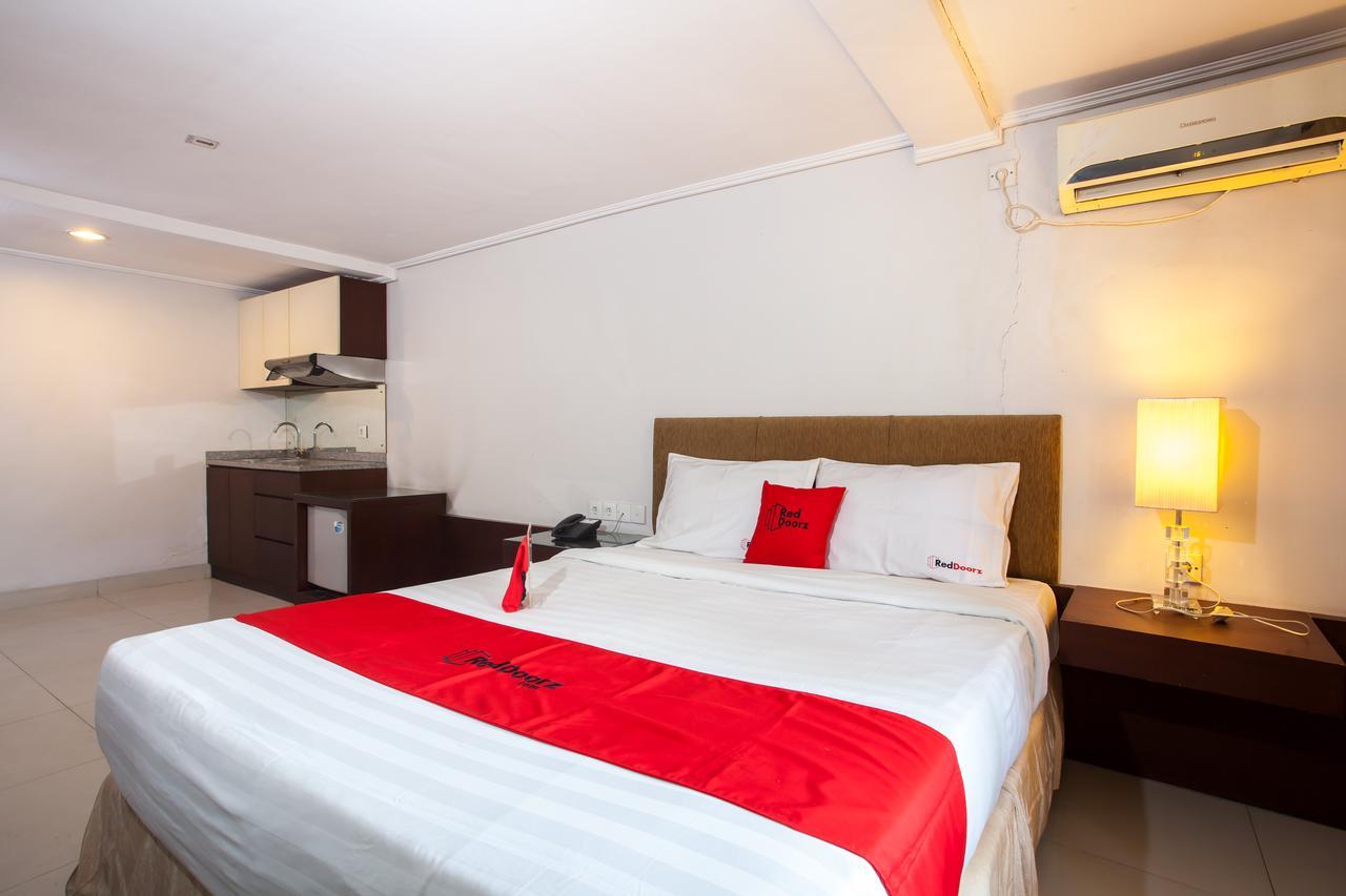 Reddoorz Premium @ Raya Nginden Hotel Wonotjolo Kültér fotó