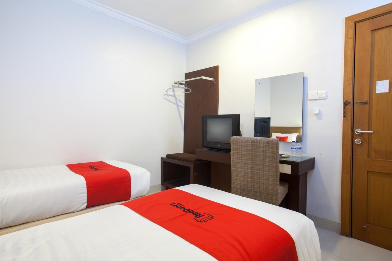 Reddoorz Premium @ Raya Nginden Hotel Wonotjolo Kültér fotó