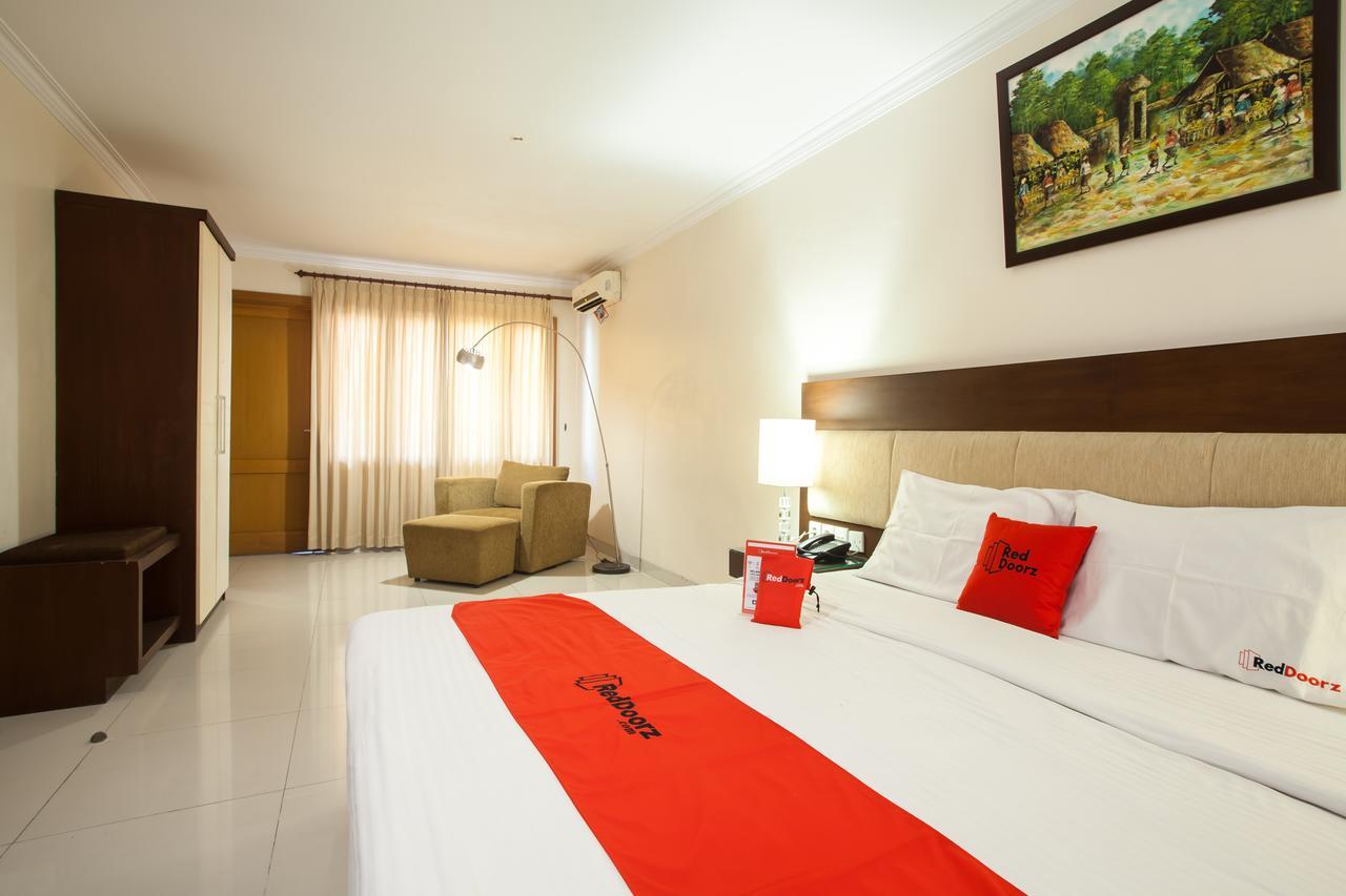 Reddoorz Premium @ Raya Nginden Hotel Wonotjolo Kültér fotó