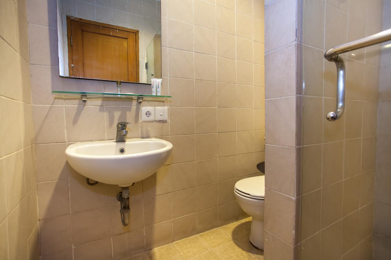 Reddoorz Premium @ Raya Nginden Hotel Wonotjolo Kültér fotó