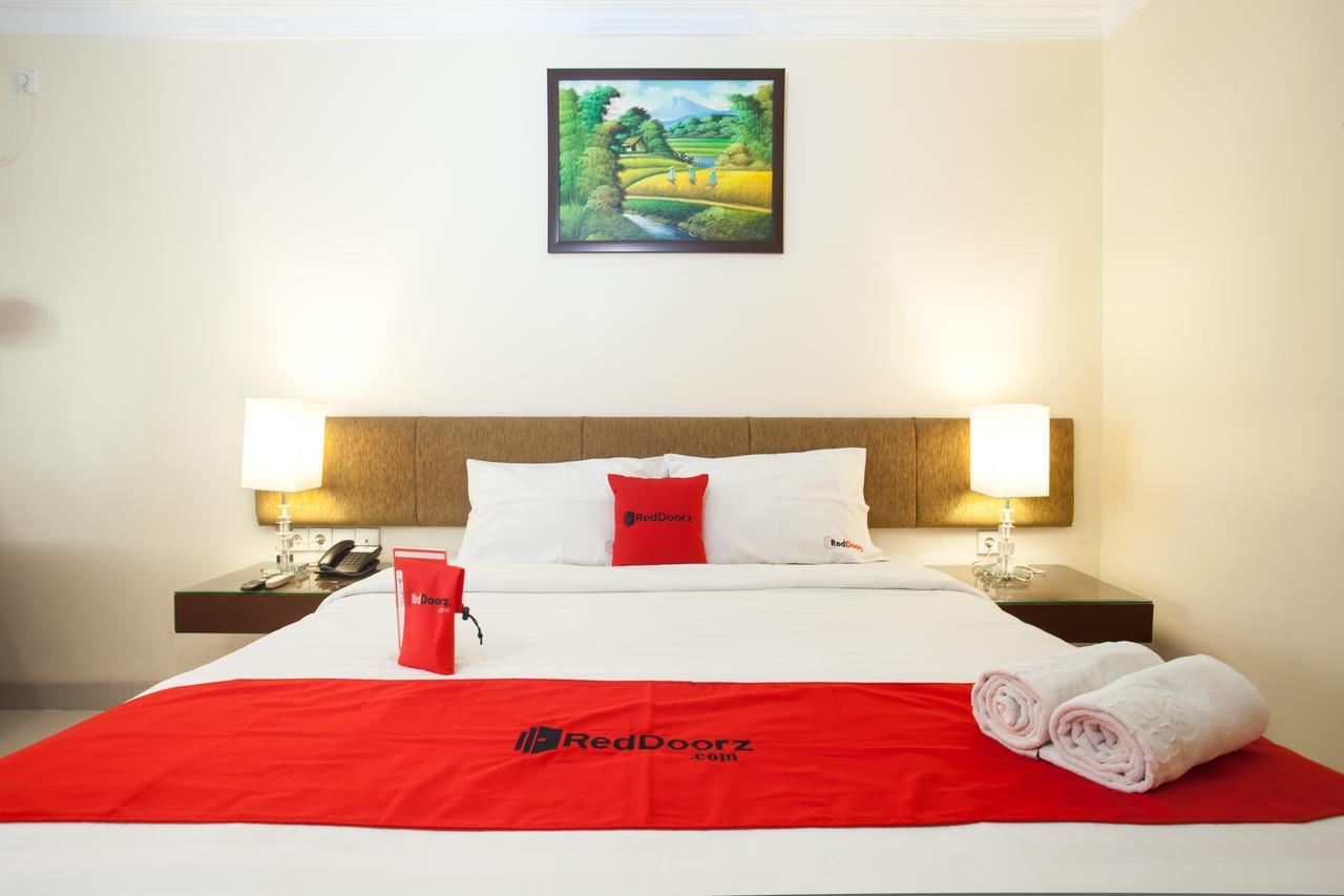 Reddoorz Premium @ Raya Nginden Hotel Wonotjolo Kültér fotó