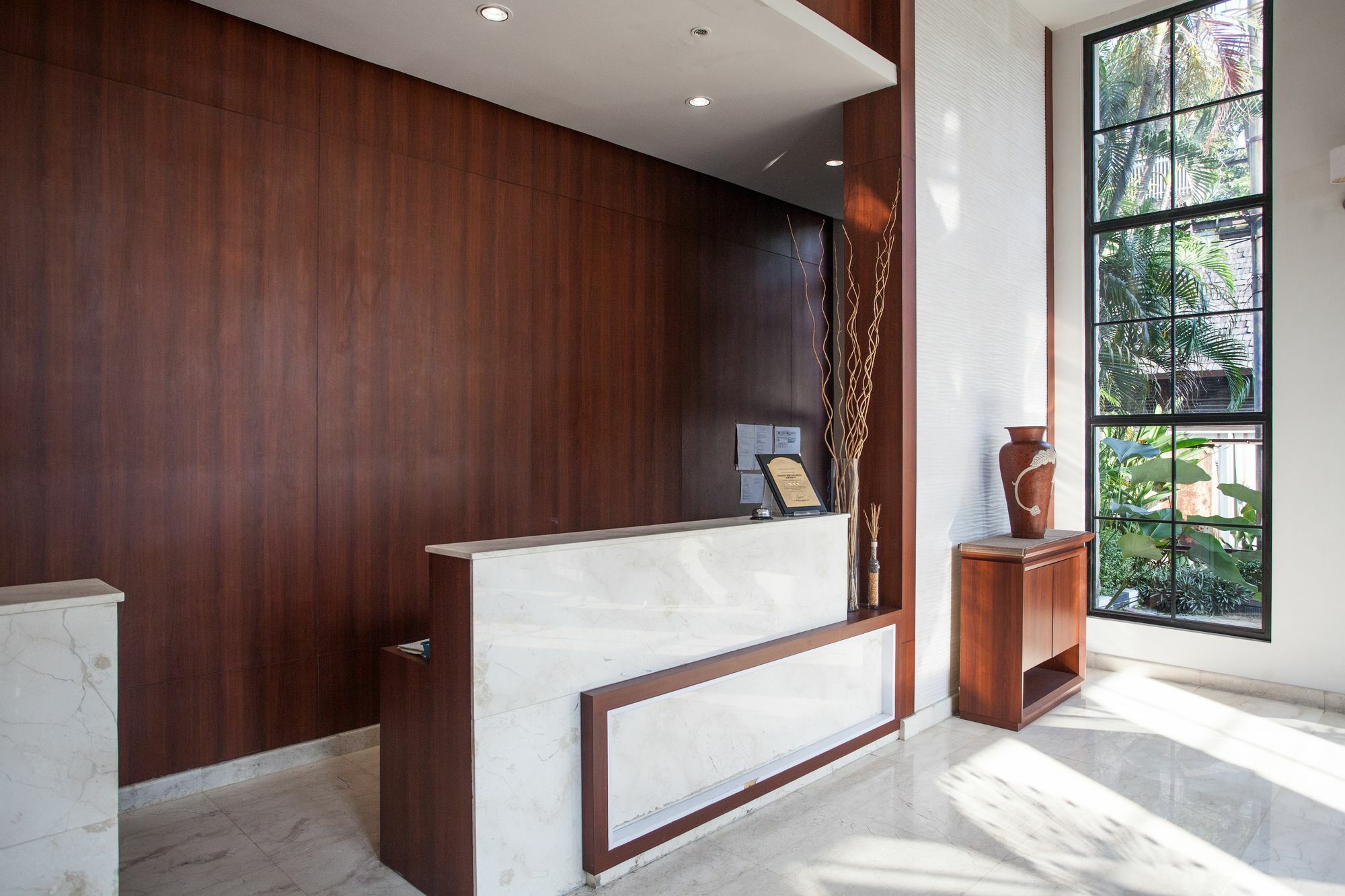 Reddoorz Premium @ Raya Nginden Hotel Wonotjolo Kültér fotó